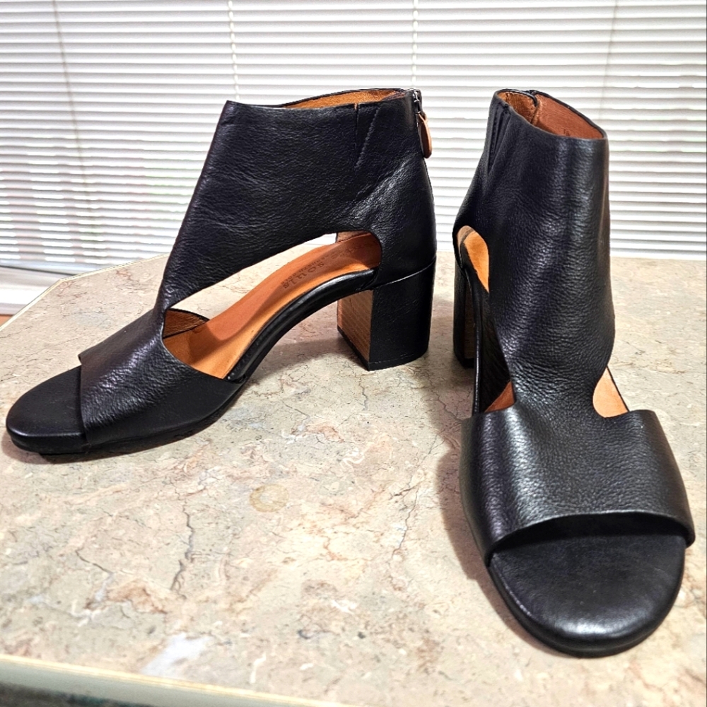 GENTLE SOULS By KENNETH COLE “CHARLENE” BLACK LEATHER OPEN TOE & HEEL BOOTIE